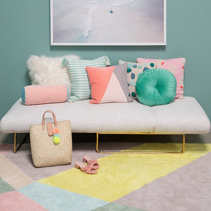 17 tapetes coloridões para levantar o astral da sala, a partir de R$109,90