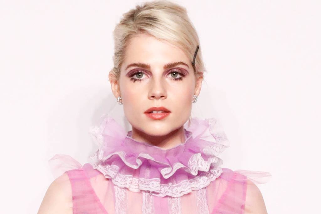 Ou você vai amar forte ou vai odiar muito o vestido da Lucy Boynton