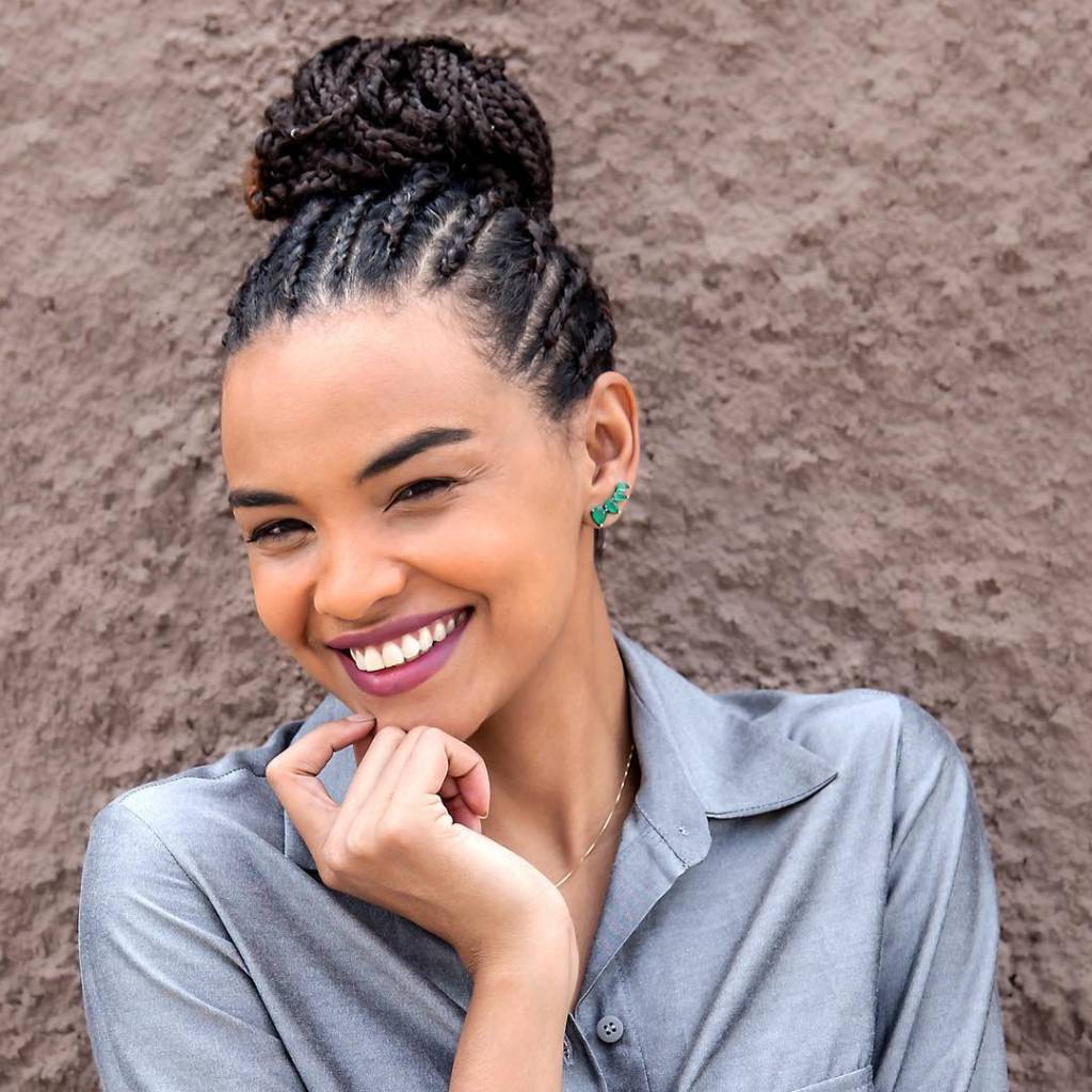 Lucy Ramos mudou o visual e está loira para novo papel