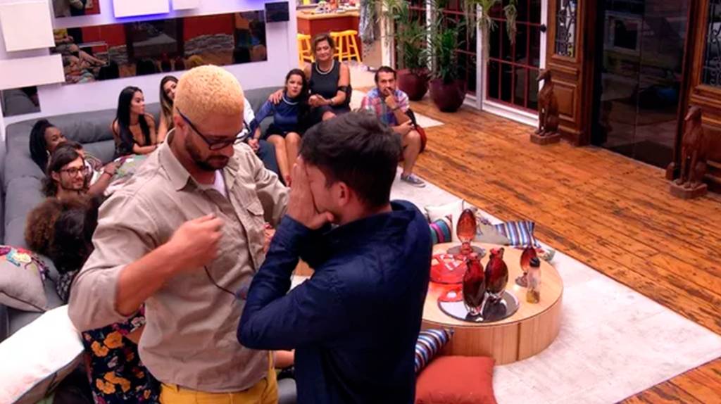 luiz-felipe-recebe-o-anjo-de-daniel-bbb17 luiz-felipe-recebe-o-anjo-de-daniel-bbb17