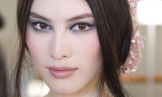 O novo preto: sombras cinza e grafite compõem o esfumado da vez