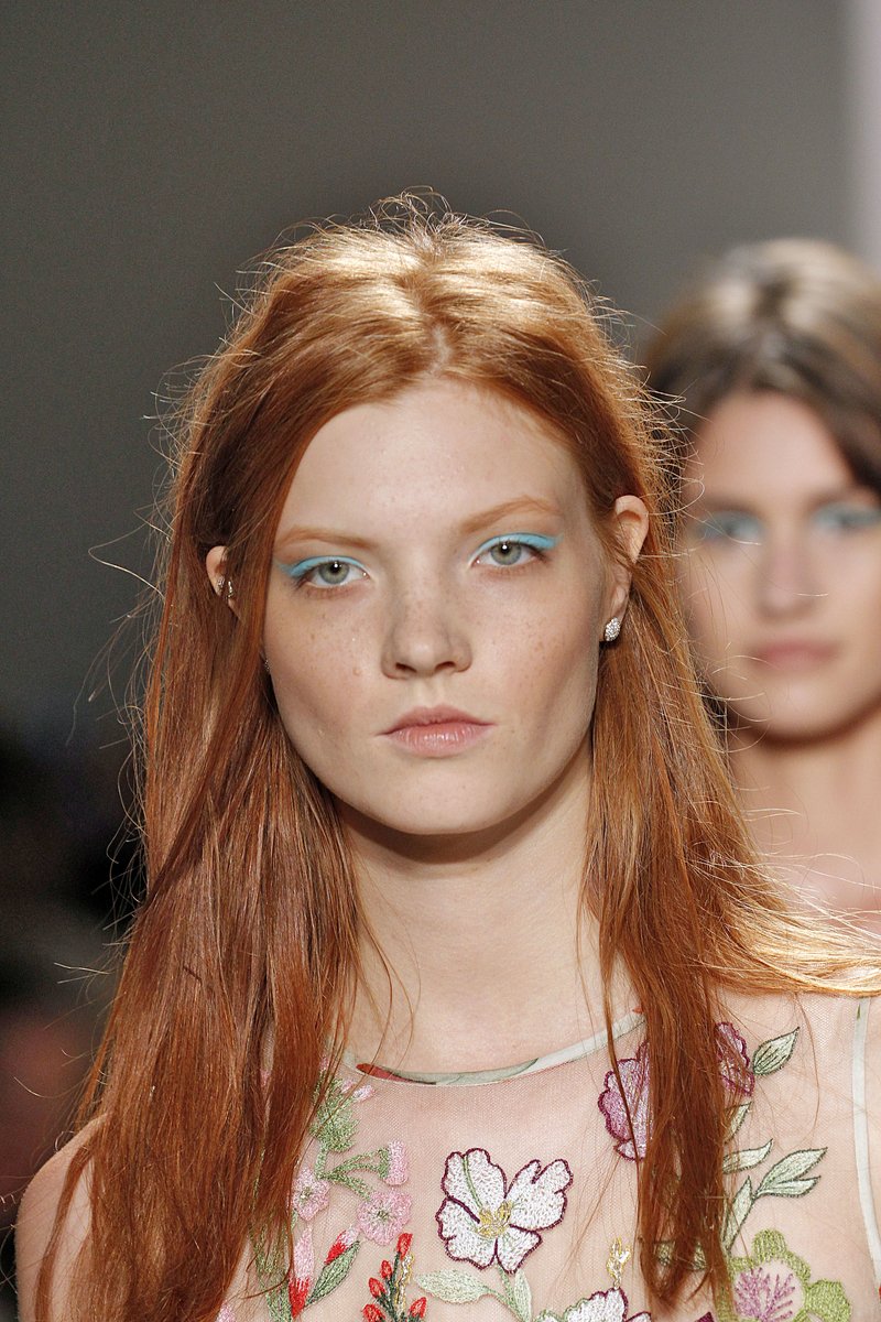 Trend alert: sombra azul  ganha destaque na passarela da NYFW