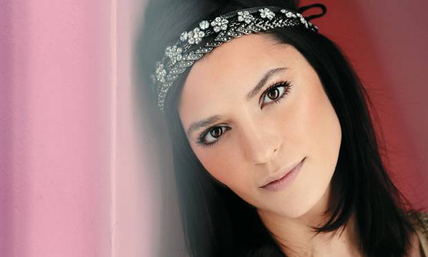 Vanessa Rozan ensina truques de maquiagem com blush