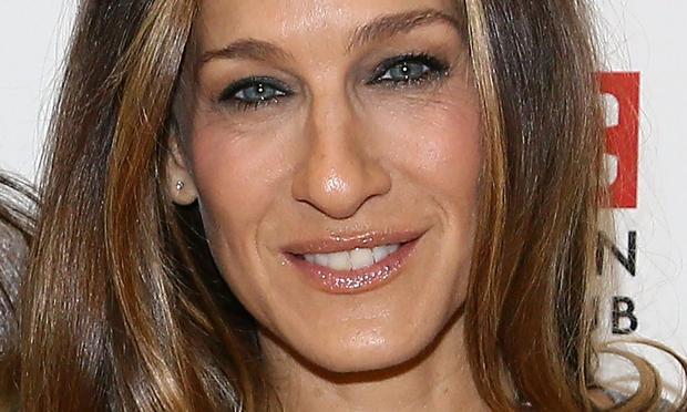 Sarah Jessica Parker usa vestido prata deslumbrante de marca brasileira