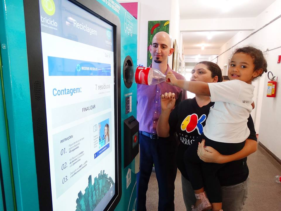 Máquina em São Paulo troca lixo por descontos