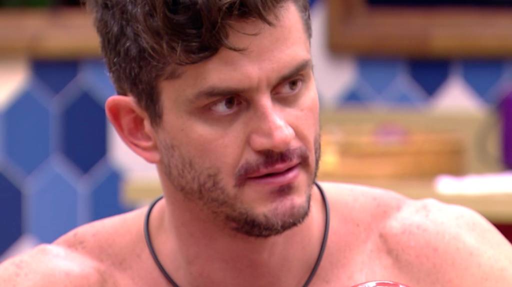 Suposto áudio de WhatsApp tem Marcos torcendo por Vivian no BBB