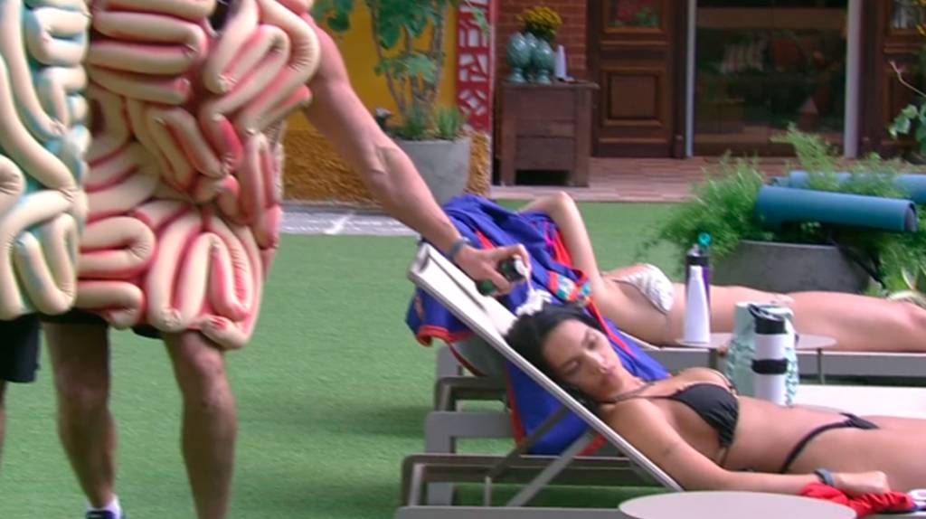 marcos-coloca-creme-em-mayara-bbb17 marcos-coloca-creme-em-mayara-bbb17