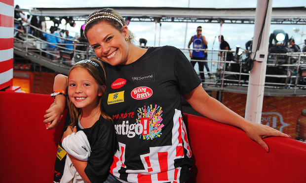 Maria Cândida aproveita o Carnaval e decreta o que há de melhor na folia: “Subir no trio elétrico!”