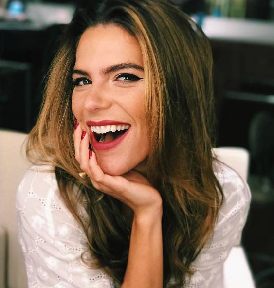 Mariana Goldfarb mostra o resultado do seu implante de silicone