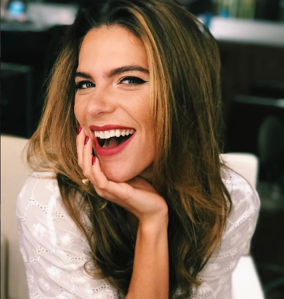 Mariana Goldfarb mostra o resultado do seu implante de silicone