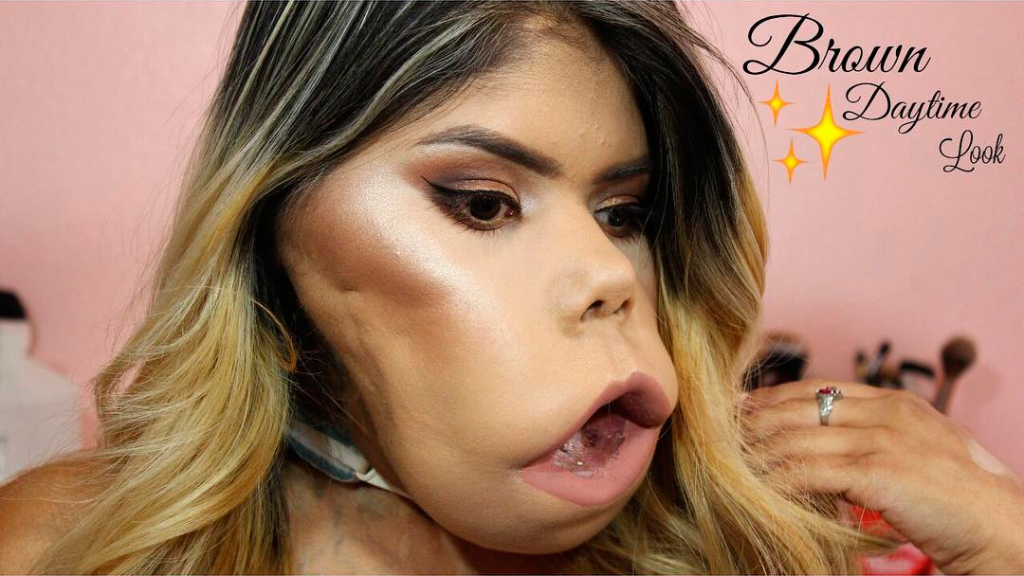 Muito além da maquiagem, garota dá aula de superação no YouTube