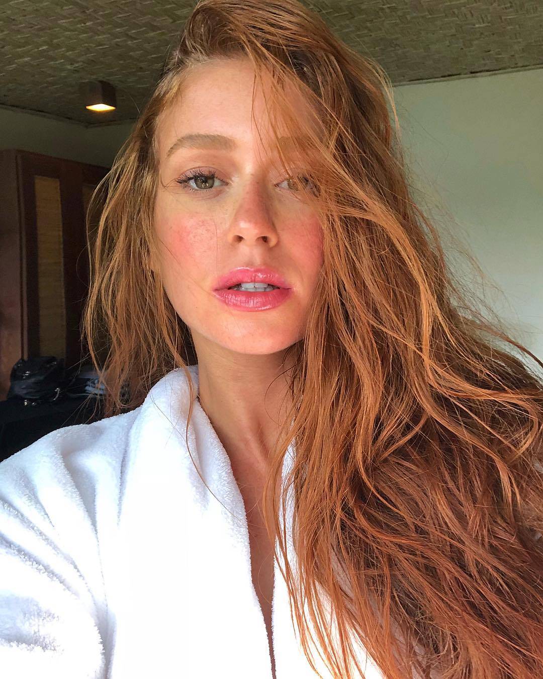 Indo contra a tendência, Marina Ruy Barbosa monta look com calça skinny