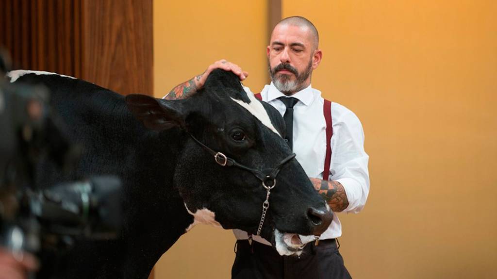MasterChef Profissionais recebe a visita de uma vaca no estúdio