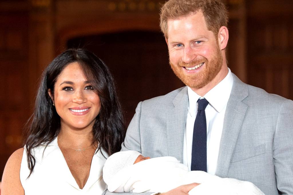 A mensagem secreta no look usado por Meghan Markle para apresentar o filho