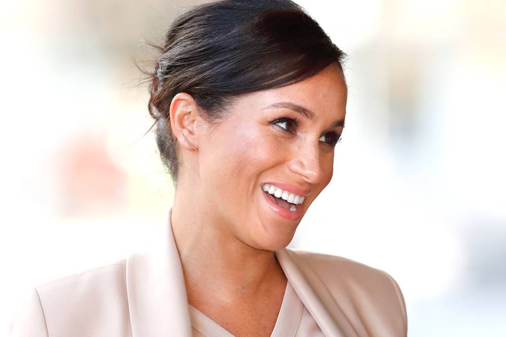Mais um dia, mais um look preto e básico da Meghan Markle…