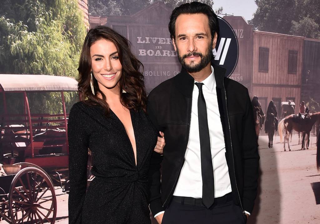 Mel Fronckowiak elege macacão decotado para acompanhar Rodrigo Santoro em pré-estreia
