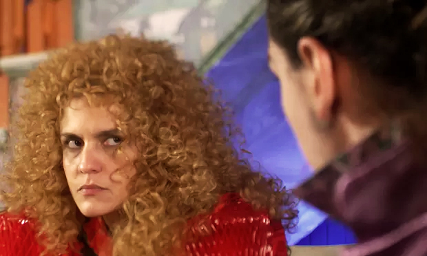 Meu Pedacinho de Chão: Ferdinando se encanta por Gina e  tenta beijá-la