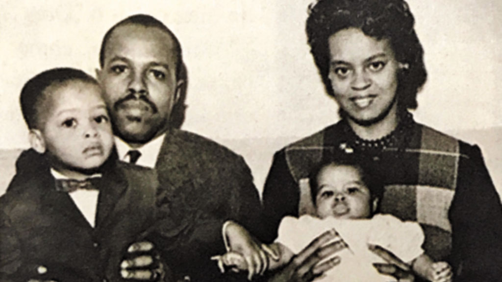 Michelle Obama ainda beb&ecirc; com os pais, Fraser e Marian, e o irm&atilde;o Craig