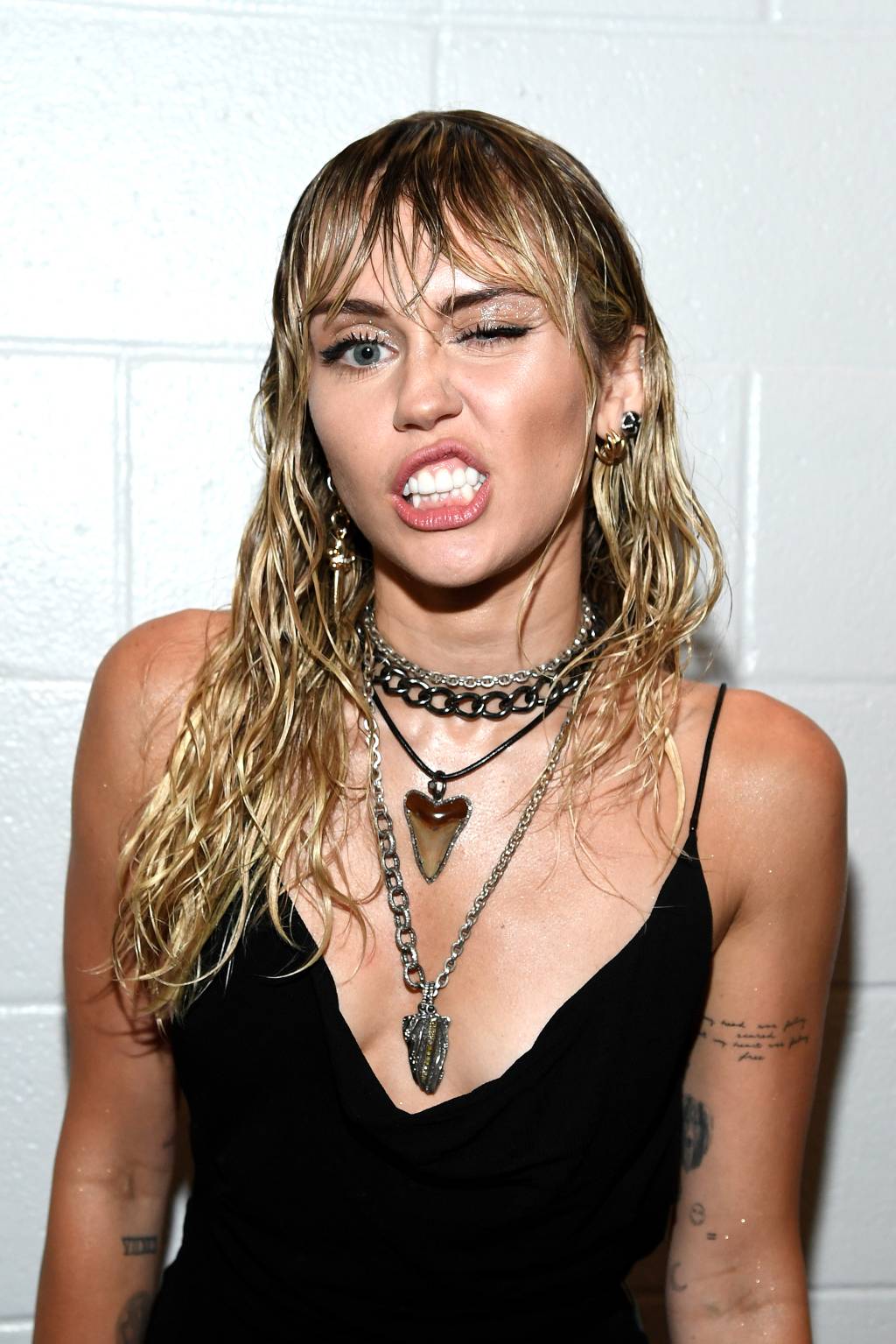 Tá? Miley Cyrus usou o look mais chique e sexy do VMA 2019