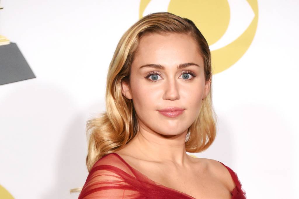 Miley Cyrus usa saia curtíssima “da infância” e faz brincadeira