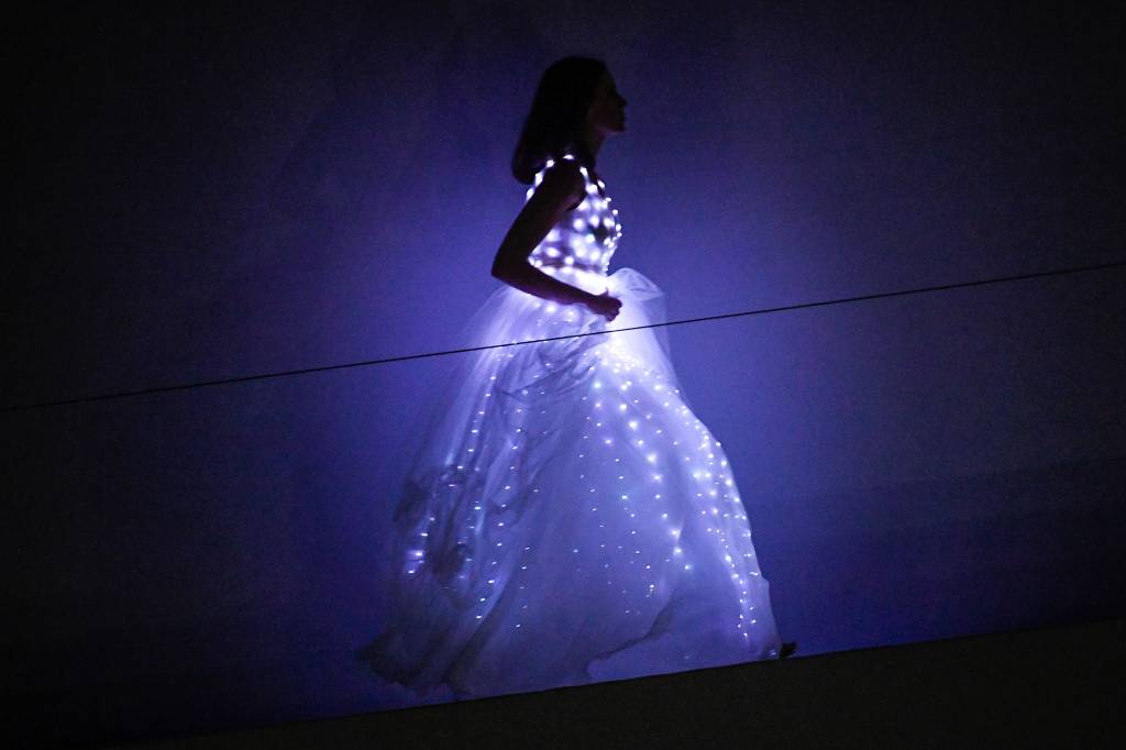 O DNA tecnol&oacute;gico da grife, criada h&aacute; dois anos para ser vendida exclusivamente online, ficou evidente no vestido com luzes de LED que surgiu no final, ao fundo da passarela.