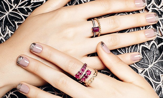 Anéis delicados: minialianças com cristais e pedras para uma combinação superatual