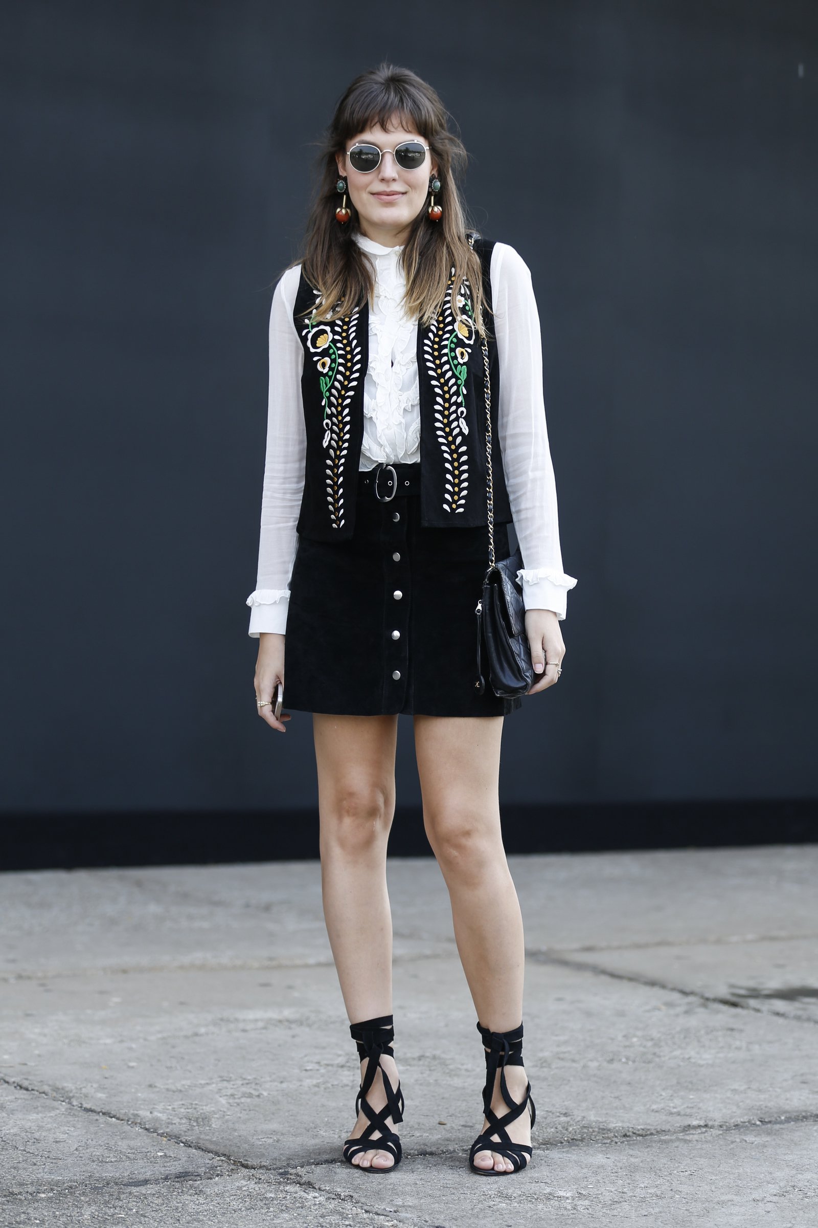 Minissaia e manga comprida: 15 looks perfeitos para dias nem quentes, nem frios