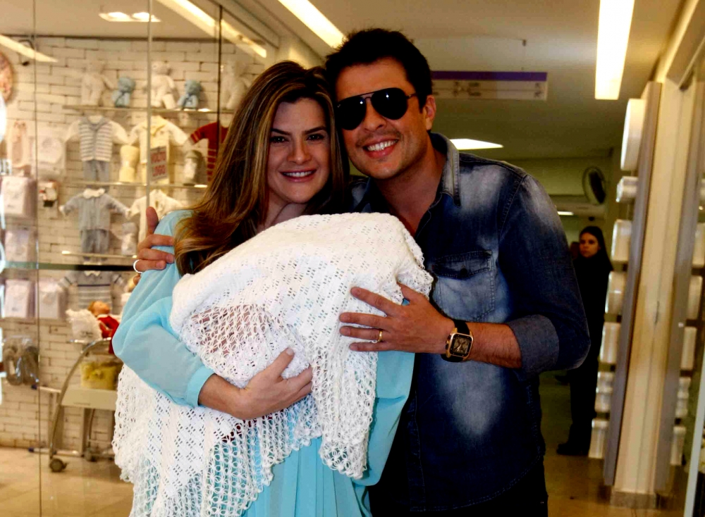 Mirella Santos deixa a maternidade com a filha, a pequena Valentina