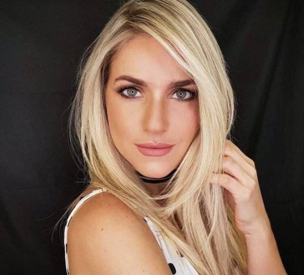 Monique Alfradique fica ainda mais loira para novo trabalho