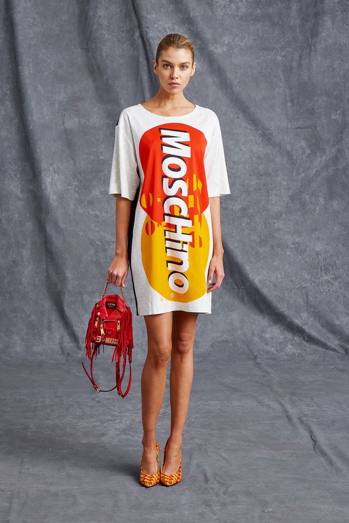 Etiqueta de preço, cartão de crédito… O Resort 2016 da Moschino é ousado e irreverente