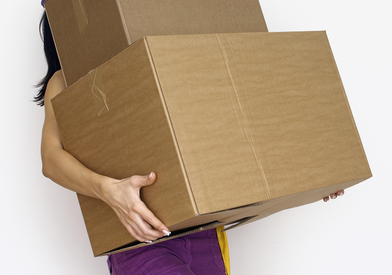 Mulher carregando peso