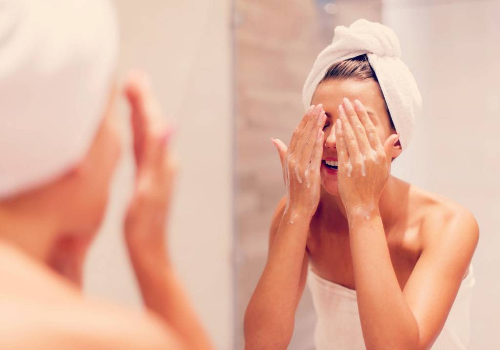 Aprenda a lavar o rosto do jeito certo