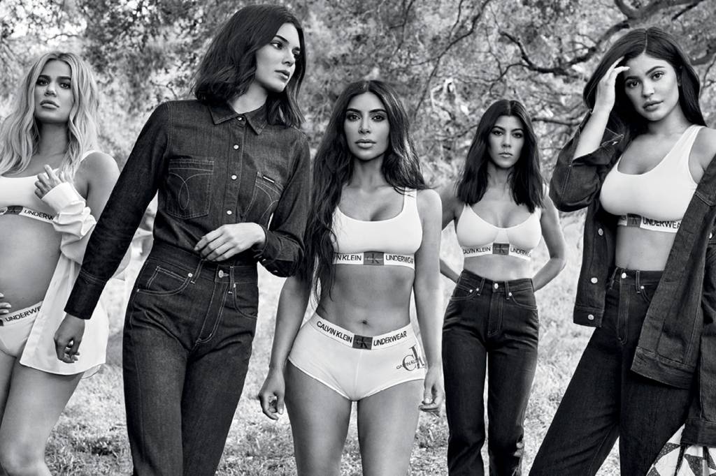 Photoshop mal feito no braço das Kardashians vira polêmica na internet