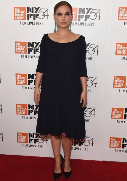<strong>Natalie Portman</strong> // Adepta de um estilo clássico, a atriz apostou em um pretinho básico para divulgar <em>Jackie</em>, seu mais novo filme, durante o New York Film Festival. De modelagem ampla, a peça camuflou a barriguinha de Natalie. Maxibrincos deram o toque final. <strong>Natalie Portman</strong> // Adepta de um estilo clássico, a atriz apostou em um pretinho básico para divulgar <em>Jackie</em>, seu mais novo filme, durante o New York Film Festival. De modelagem ampla, a peça camuflou a barriguinha de Natalie. Maxibrincos deram o toque final.