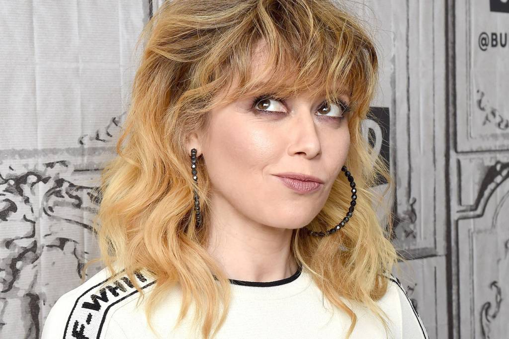 O look perfeito da Natasha Lyonne me fez querer usar ombreiras