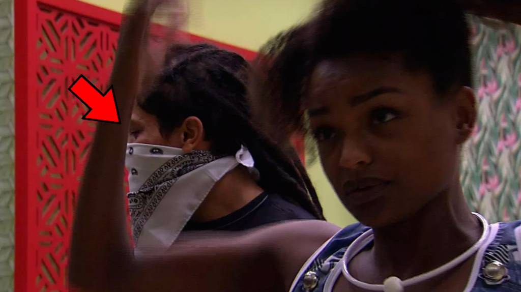 Nayara se desentende com Viegas por brincadeira no BBB18