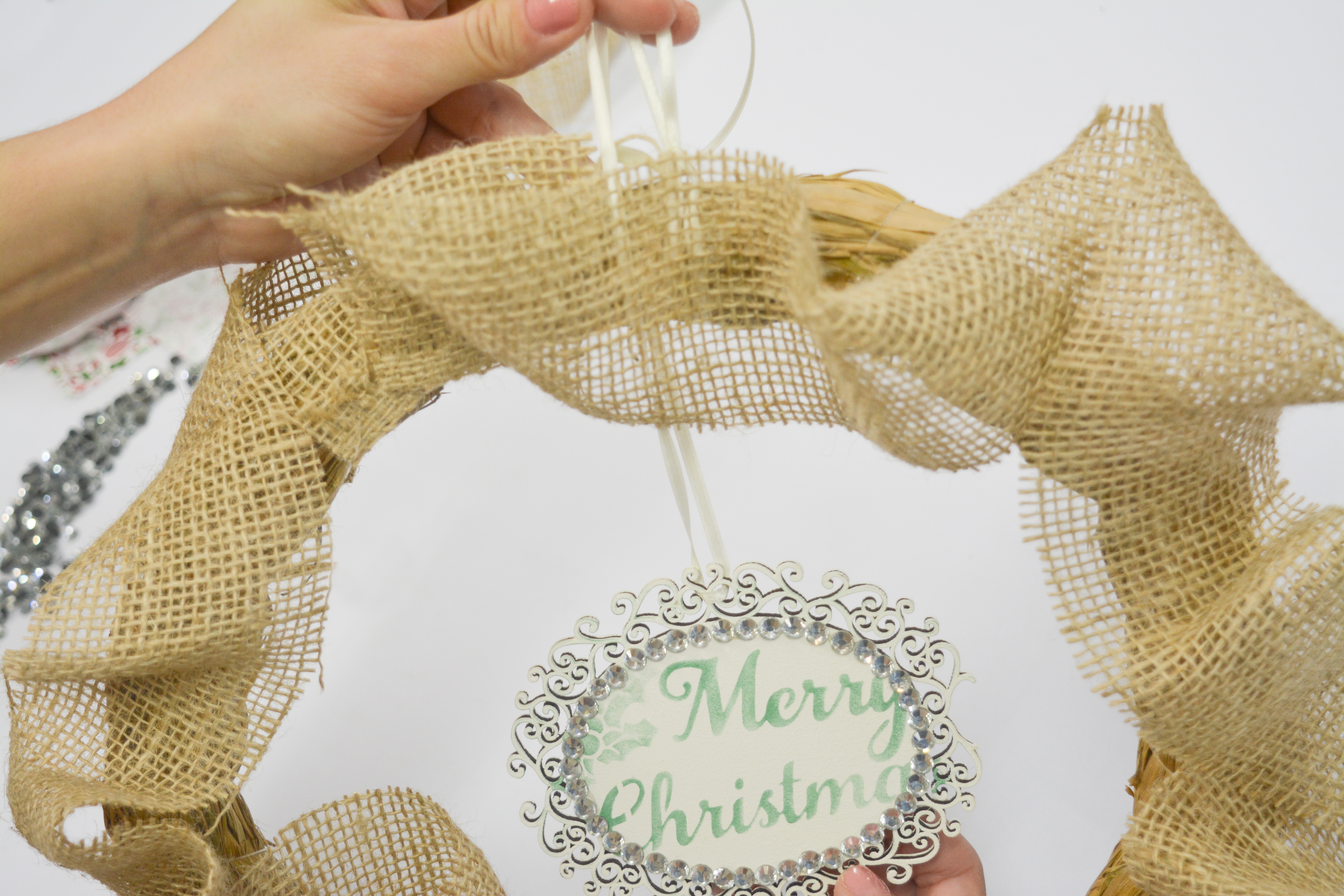 nc2b012-pendurando-a-placa-de-mdf-na-guirlanda