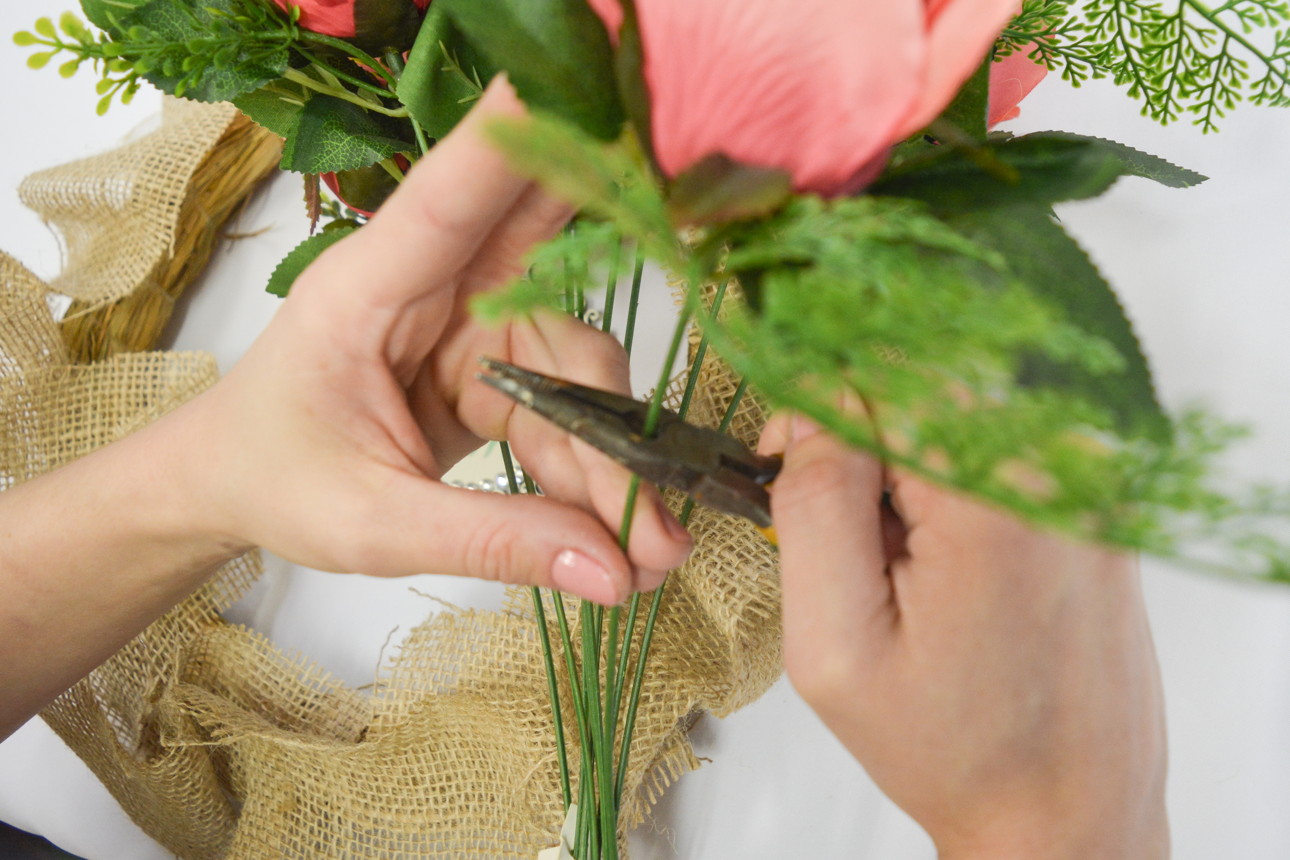 nc2b013-cortar-os-galhos-das-rosas