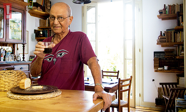 Nelson Xavier faz dieta e, mesmo casado há 24 anos, vive sozinho