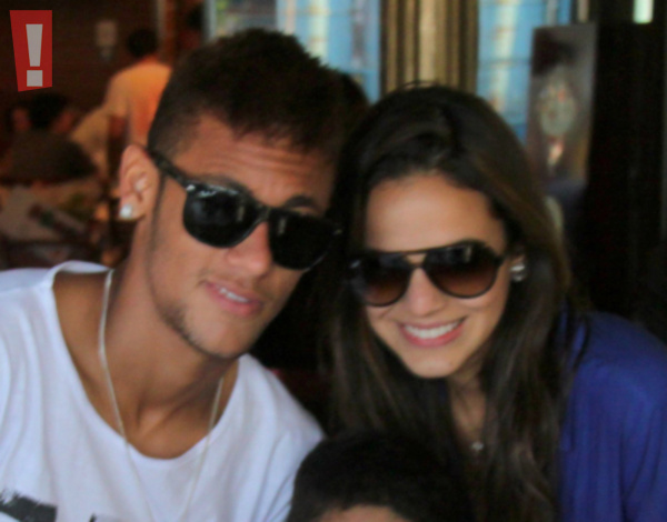 Neymar chega a Barcelona acompanhado por Bruna Marquezine; veja vídeo