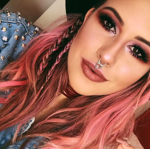 Iluminador de efeito cromado é a nova mania de beleza