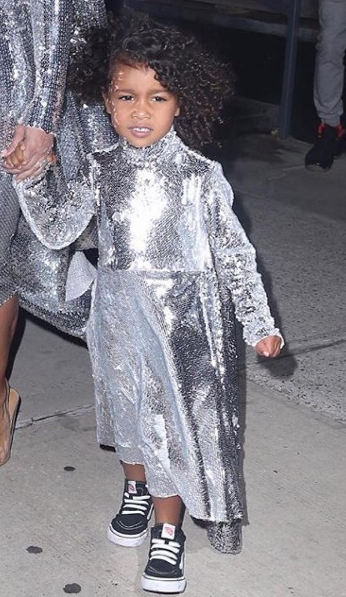 Os looks mais fofos (e fashionistas) usados por North West em semanas de moda
