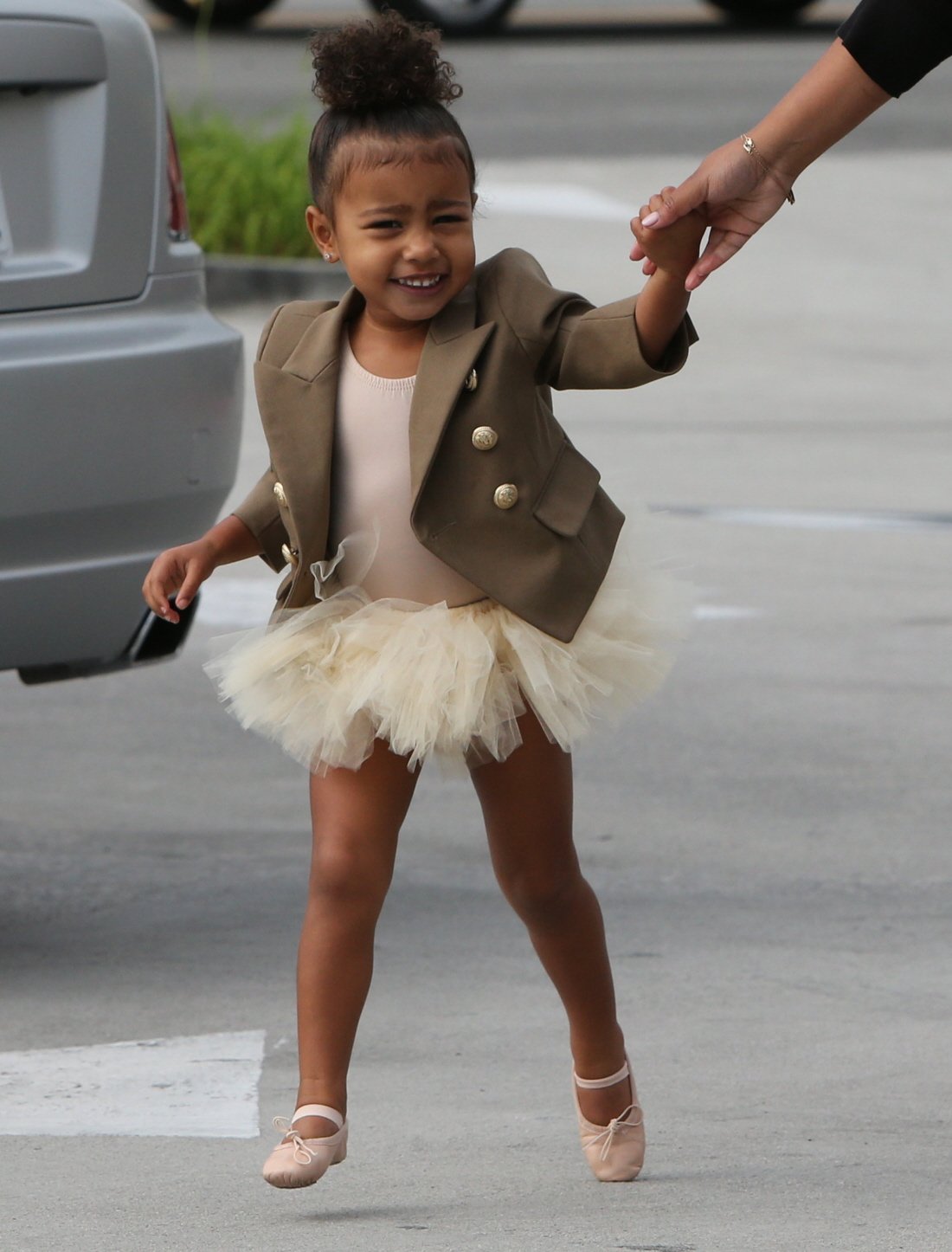 North West, 2 anos, se irrita com os paparazzi  na entrada do balé