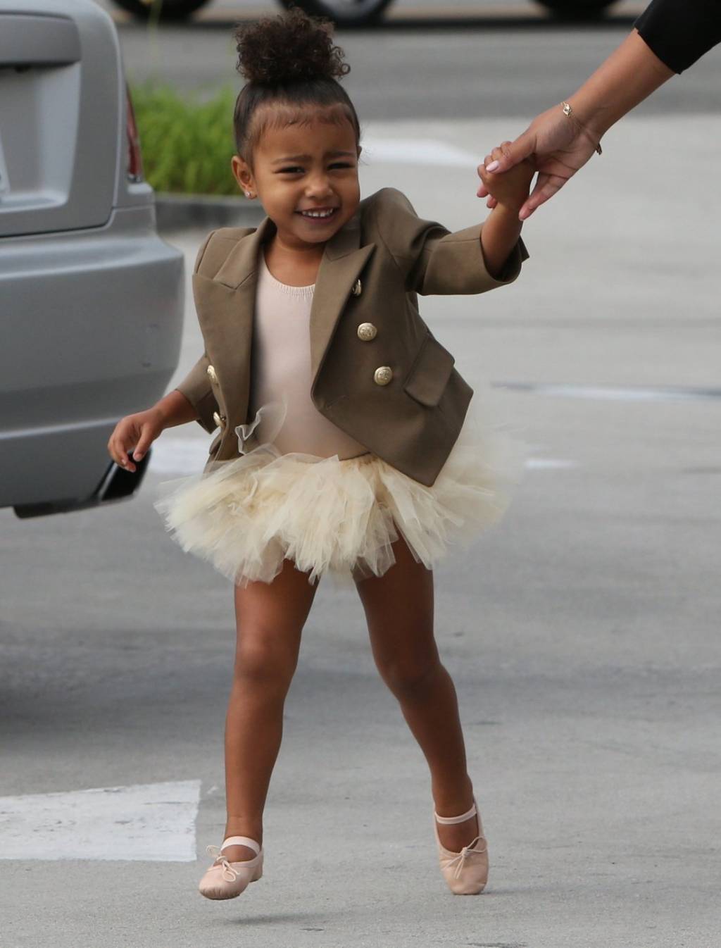 North West, 2 anos, se irrita com os paparazzi  na entrada do balé