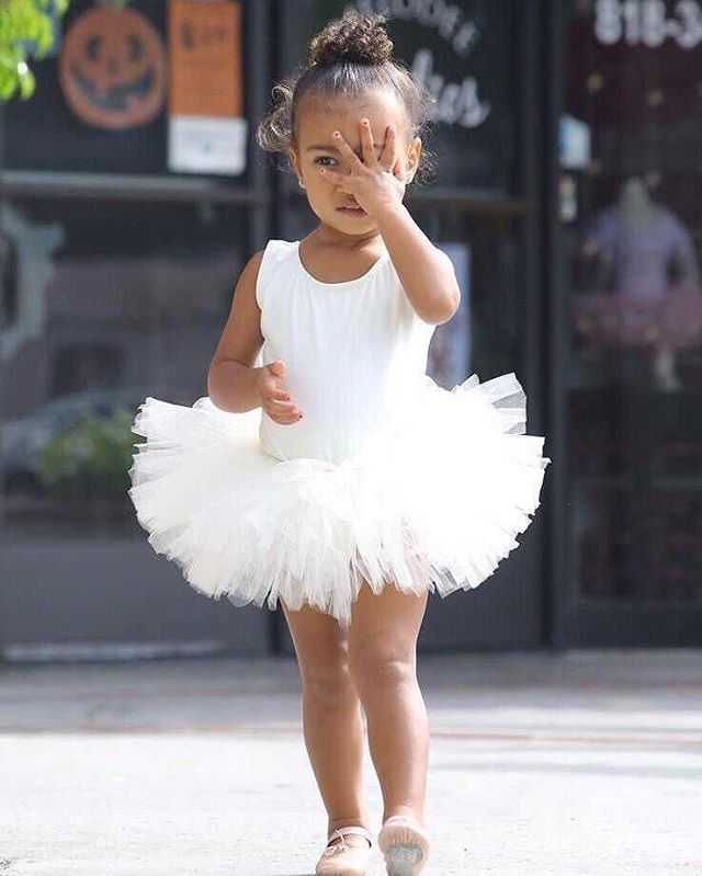 Conta do Instagram ironiza o clã Kardashian na voz da pequena North West