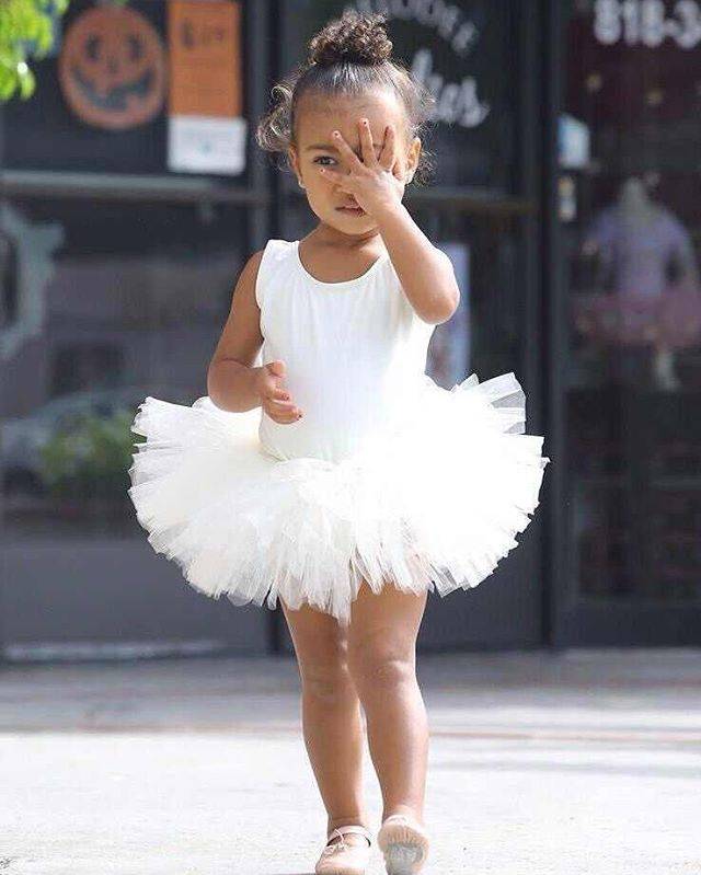 Conta do Instagram ironiza o clã Kardashian na voz da pequena North West