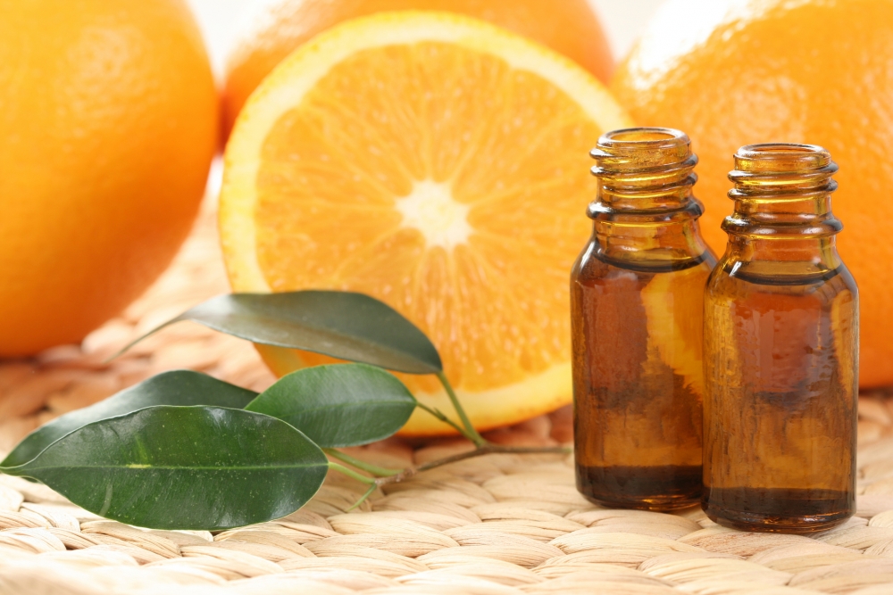 oleo-essencial-laranja-7910 Laranja acompanhada de recipientes com óleos essenciais da fruta