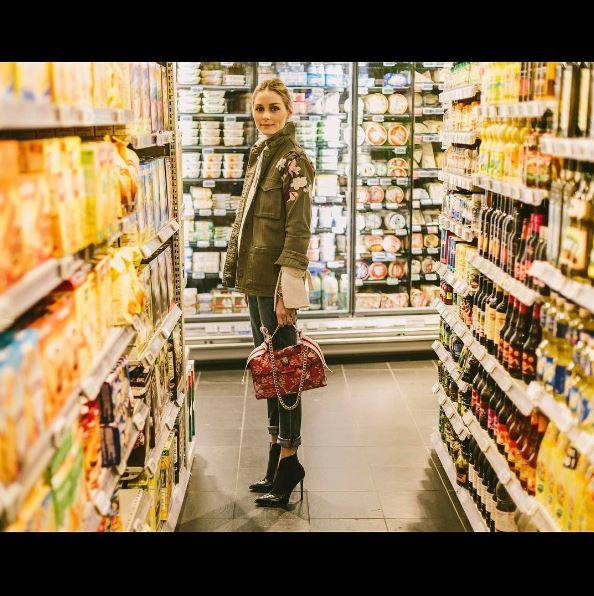 <strong>Olivia Palermo:</strong> os bordados florais acrescentam romantismo &agrave; parka da fashionista nova-iorquina.