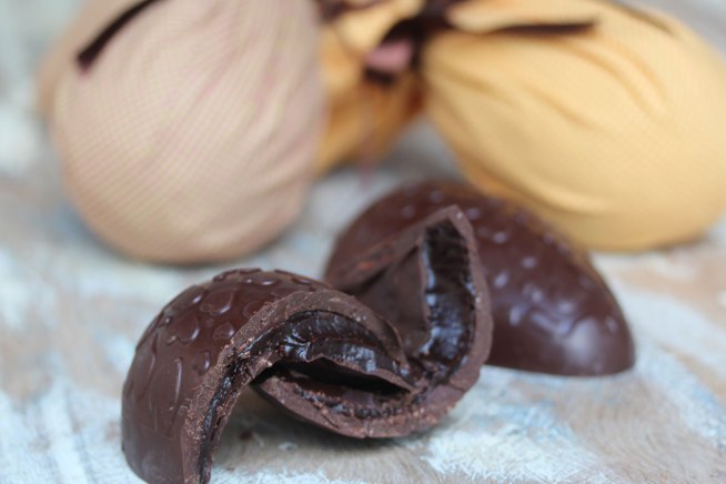Ovo de Páscoa Fitness com ganache de biomassa de banana verde e cranberry