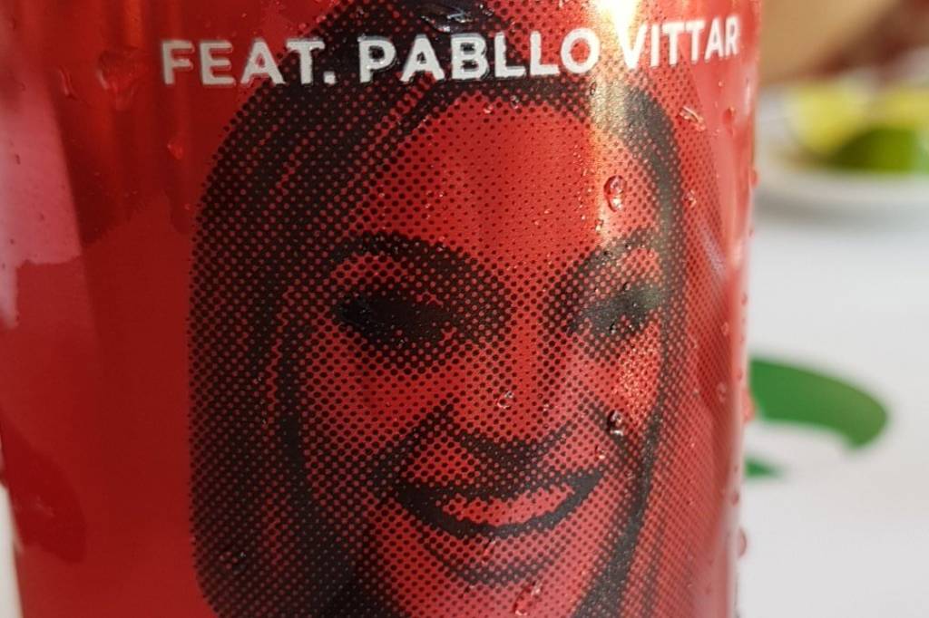 ‘Sdds Coca com rato’, diz apresentador sobre lata com Pabllo